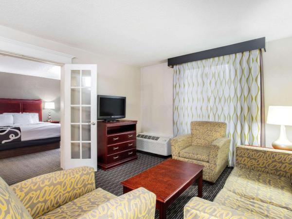 La Quinta by Wyndham Indianapolis South : photo 10 de la chambre suite lit king-size