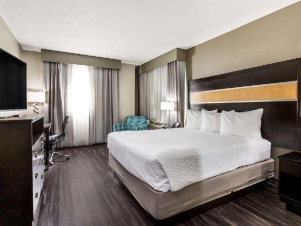 La Quinta by Wyndham San Diego Mission Bay : photo 1 de la chambre king with mobility access and roll-in shower, non-smoking