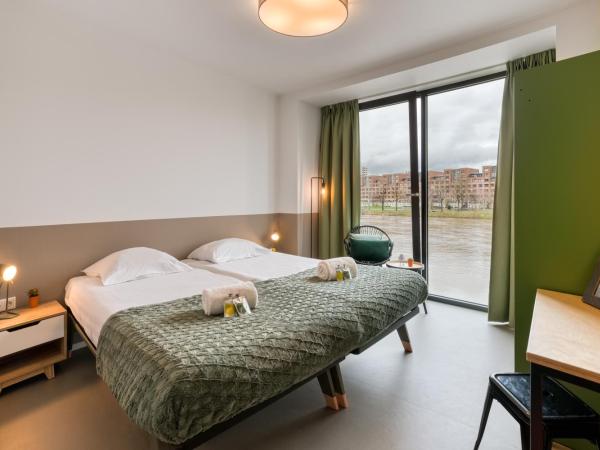 Stayokay Hostel Maastricht : photo 2 de la chambre chambre double confort avec salle de bains privative - vue sur rivière