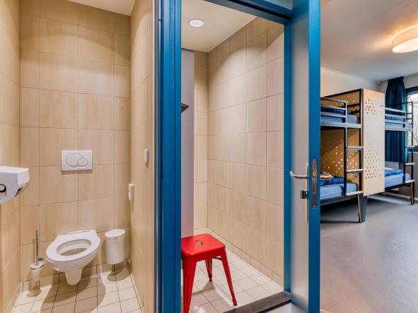 Stayokay Hostel Maastricht : photo 6 de la chambre chambre quadruple avec salle de bains privative et douche