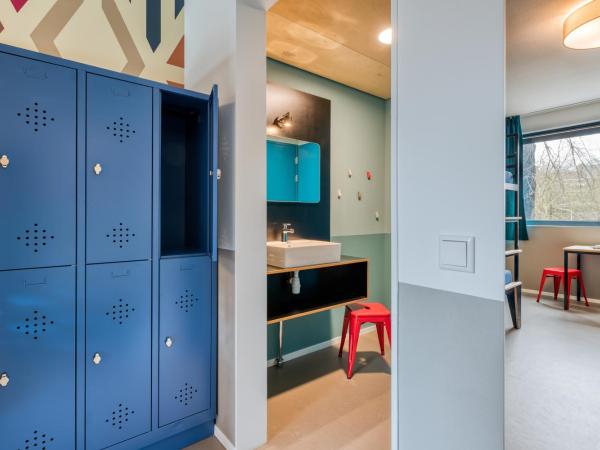 Stayokay Hostel Maastricht : photo 7 de la chambre chambre quadruple avec salle de bains privative et douche