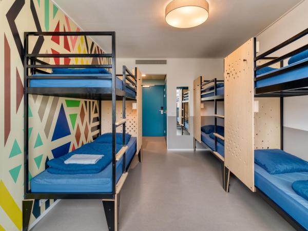 Stayokay Hostel Maastricht : photo 3 de la chambre chambre 6 personnes avec salle de bains privative et douche