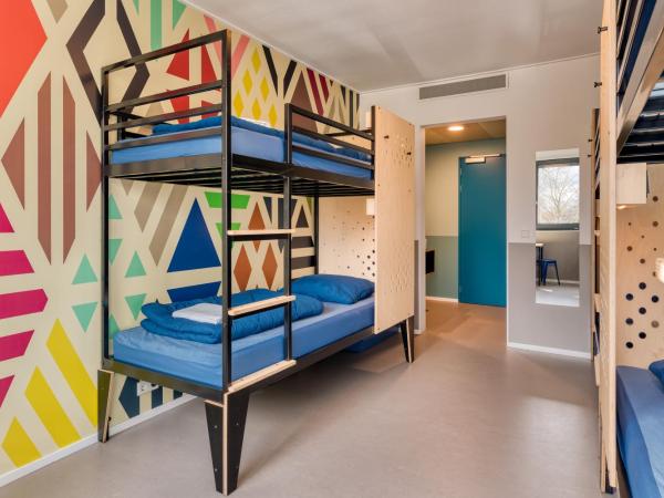 Stayokay Hostel Maastricht : photo 3 de la chambre chambre quadruple avec salle de bains privative et douche