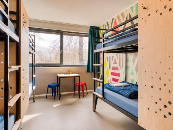 Stayokay Hostel Maastricht : photo 4 de la chambre chambre 6 personnes avec salle de bains privative et douche