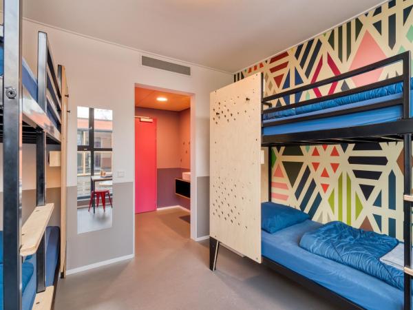 Stayokay Hostel Maastricht : photo 5 de la chambre chambre lits jumeaux Économique avec lits superposés et salle de bains privative avec douche 