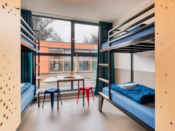 Stayokay Hostel Maastricht : photo 4 de la chambre chambre quadruple avec salle de bains privative et douche