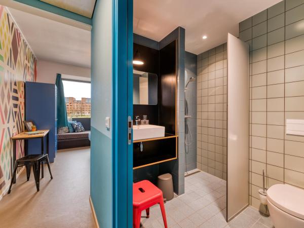 Stayokay Hostel Maastricht : photo 5 de la chambre chambre double confort avec salle de bains privative - vue sur rivière