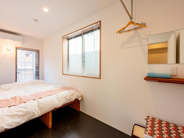 plat hostel keikyu asakusa karin : photo 9 de la chambre chambre double standard avec salle de bains et toilettes communes