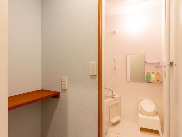 plat hostel keikyu asakusa karin : photo 6 de la chambre petite chambre double avec douche et toilettes communes