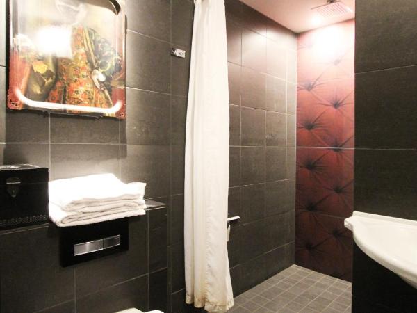 Skanstulls Boutique Hostel : photo 1 de la chambre chambre lit queen-size avec salle de bains privative (sans fenêtre)