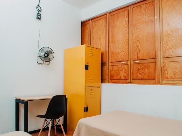 Hostel Mundo Joven Catedral : photo 7 de la chambre chambre lits jumeaux avec salle de bains privative