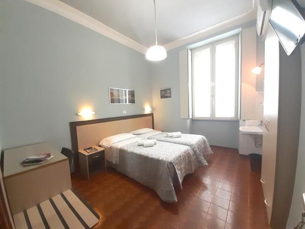 Hotel Alba Torino centro : photo 3 de la chambre chambre double ou lits jumeaux avec salle de bains commune