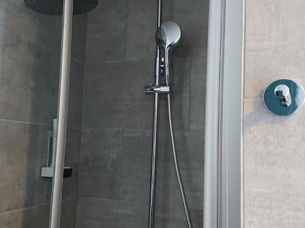 Pension Elisabeth - Rooms & Apartments : photo 7 de la chambre chambre double avec douche privée & toilettes communes