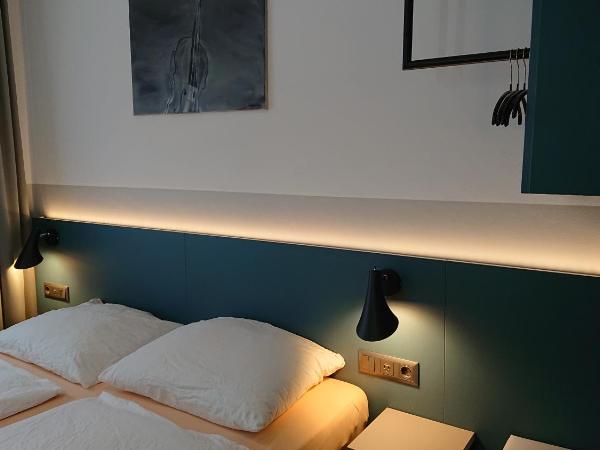 Pension Elisabeth - Rooms & Apartments : photo 3 de la chambre chambre double avec douche privée & toilettes communes