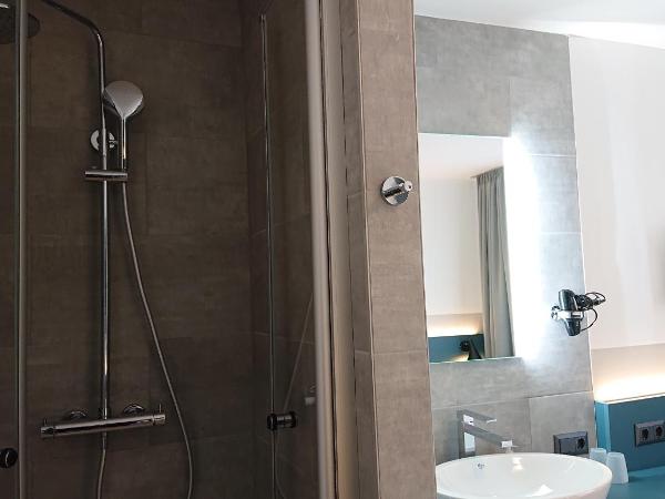 Pension Elisabeth - Rooms & Apartments : photo 4 de la chambre chambre double avec douche privée & toilettes communes