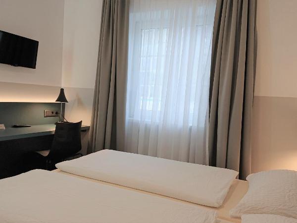 Pension Elisabeth - Rooms & Apartments : photo 4 de la chambre chambre double avec salle de bains commune