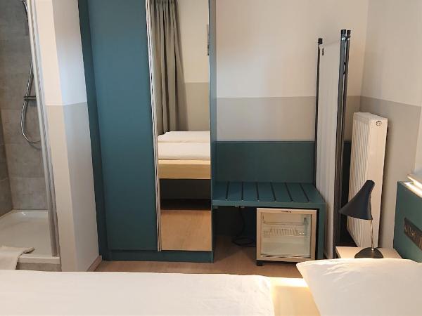 Pension Elisabeth - Rooms & Apartments : photo 6 de la chambre chambre triple avec salle de bains commune