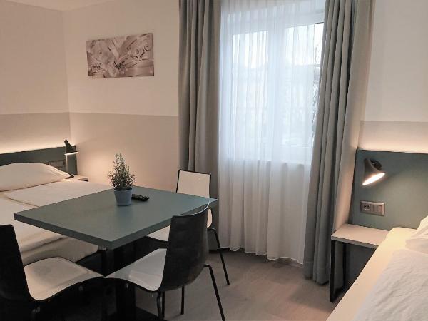 Pension Elisabeth - Rooms & Apartments : photo 8 de la chambre chambre triple avec salle de bains commune