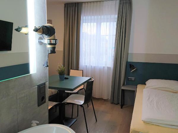 Pension Elisabeth - Rooms & Apartments : photo 9 de la chambre chambre triple avec salle de bains commune