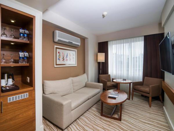 Radisson Hotel President Old Town Istanbul : photo 1 de la chambre suite avec balcon - vue sur mer - non-fumeurs