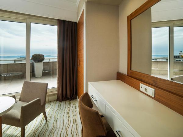 Radisson Hotel President Old Town Istanbul : photo 6 de la chambre chambre supérieure avec balcon - vue sur mer - non-fumeurs