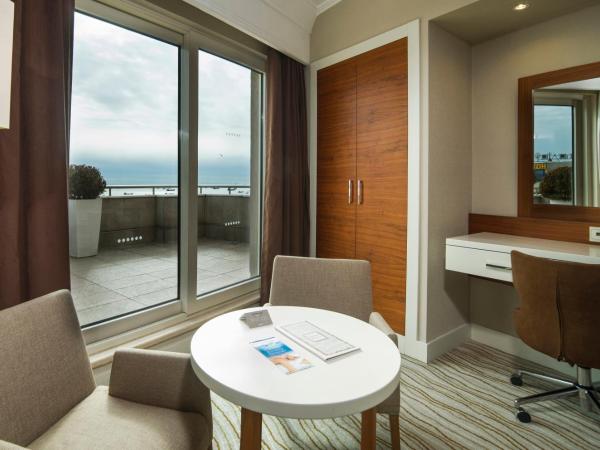 Radisson Hotel President Old Town Istanbul : photo 3 de la chambre chambre supérieure avec balcon - vue sur mer - non-fumeurs