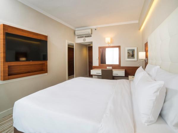 Radisson Hotel President Old Town Istanbul : photo 2 de la chambre suite avec balcon - vue sur mer - non-fumeurs