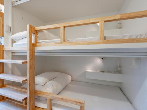 plat hostel keikyu haneda home : photo 2 de la chambre chambre lits jumeaux standard avec salle de bains commune