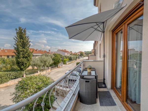 Guesthouse Residence Major : photo 1 de la chambre chambre lit queen-size avec balcon