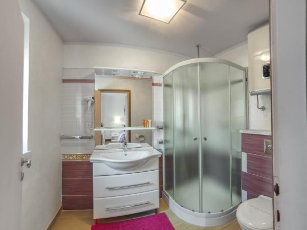 Guesthouse Residence Major : photo 2 de la chambre chambre lit queen-size avec balcon