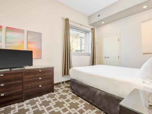 The Willowdale Hotel Toronto North York : photo 2 de la chambre suite lit queen-size 1 chambre