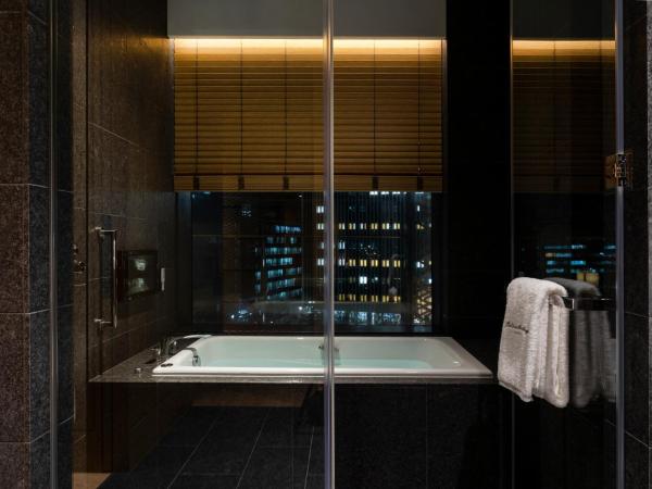 The Okura Tokyo : photo 9 de la chambre [patrimoine] suite junior double avec baignoire avec vue et balcon - accès au salon club