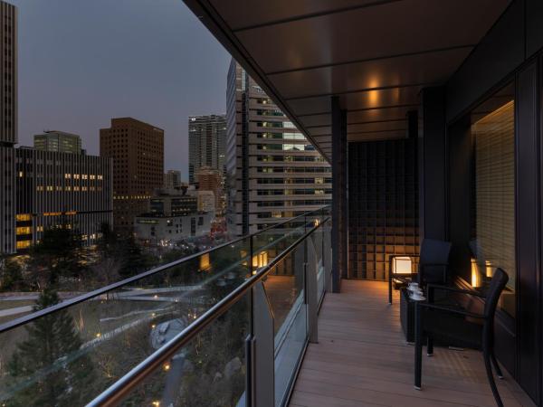 The Okura Tokyo : photo 3 de la chambre [patrimoine] suite junior double avec baignoire avec vue et balcon - accès au salon club