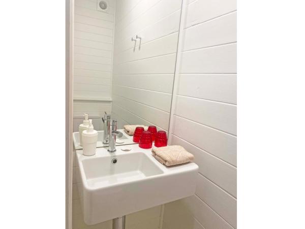 Byron Springs : photo 3 de la chambre chambre avec lit queen-size et salle de bains externe privative