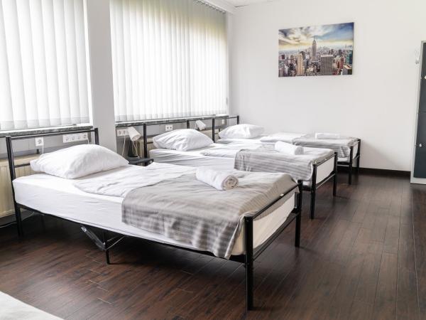 Hostel Messe Laatzen : photo 1 de la chambre chambre triple avec salle de bains commune