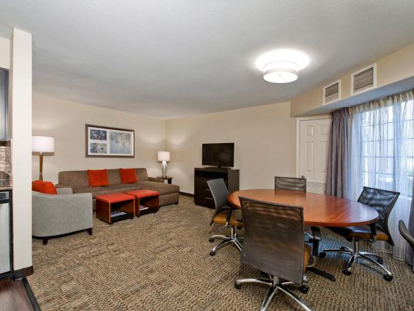 Staybridge Suites - Charlotte Ballantyne, an IHG Hotel : photo 1 de la chambre suite lit queen-size