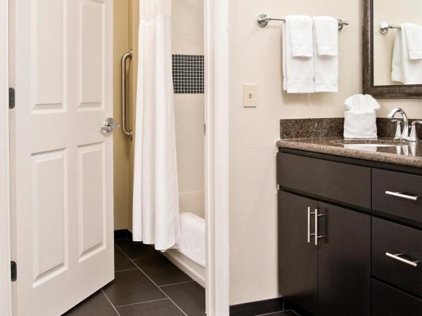 Staybridge Suites - Charlotte Ballantyne, an IHG Hotel : photo 7 de la chambre suite lit queen-size