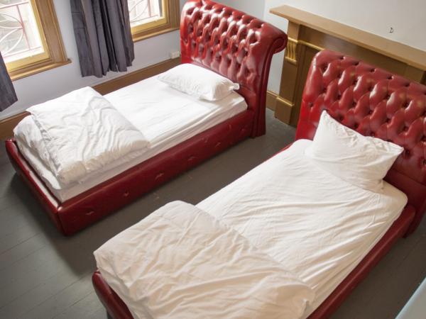 Backpackers Imperial Hotel : photo 4 de la chambre lit simple dans dortoir pour femmes de 4 lits