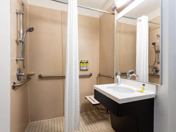 Candlewood Suites Fort Lauderdale Airport-Cruise, an IHG Hotel : photo 3 de la chambre studio lit queen-size avec douche à l'italienne - non-fumeurs