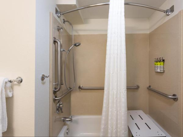 Candlewood Suites Fort Lauderdale Airport-Cruise, an IHG Hotel : photo 3 de la chambre studio lit queen-size avec baignoire accessible aux personnes à mobilité réduite