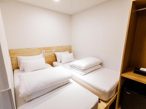 Seoulite Inn Myeongdong Formerly - Step Inn Myeongdong 2 : photo 4 de la chambre chambre lits jumeaux Économique sans fenêtre