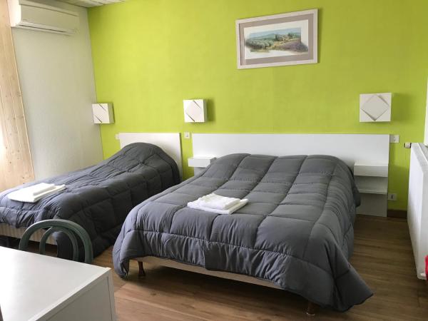 Hotel Les Chênes : photo 4 de la chambre chambre triple supérieure avec climatisation.