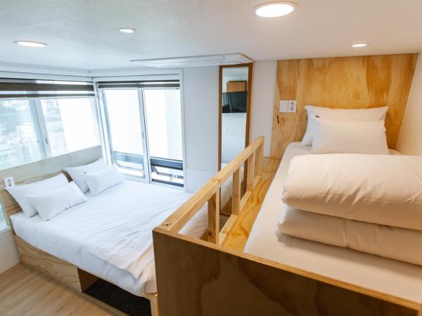 Seoulite Inn Myeongdong Formerly - Step Inn Myeongdong 2 : photo 2 de la chambre chambre familiale - vue sur ville 