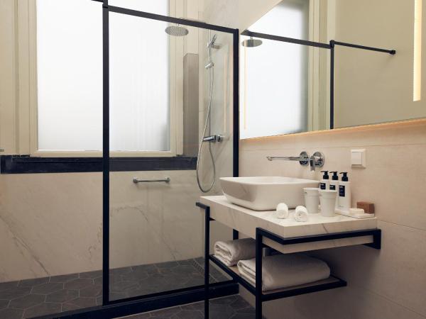 Hotel New York : photo 2 de la chambre chambre maaszijde