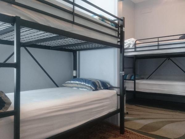 Backpackers Imperial Hotel : photo 2 de la chambre lit dans dortoir de 4 lits avec lits superposés