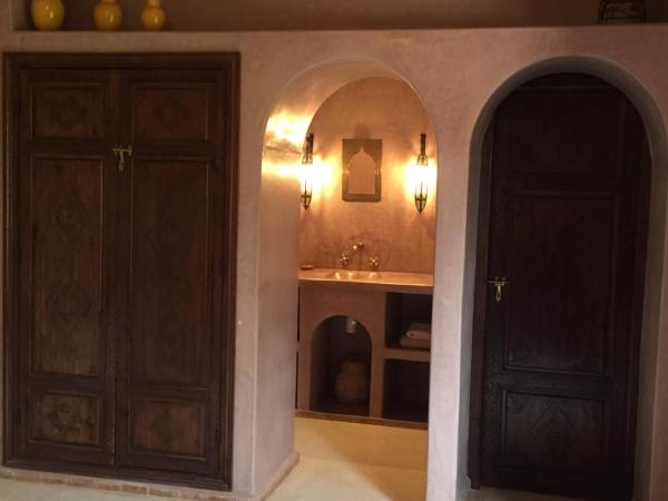 Riad Dar Bergui : photo 6 de la chambre chambre lits jumeaux - vue sur jardin