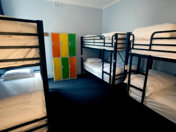 Backpackers Imperial Hotel : photo 1 de la chambre lit dans dortoir mixte de 6 lits