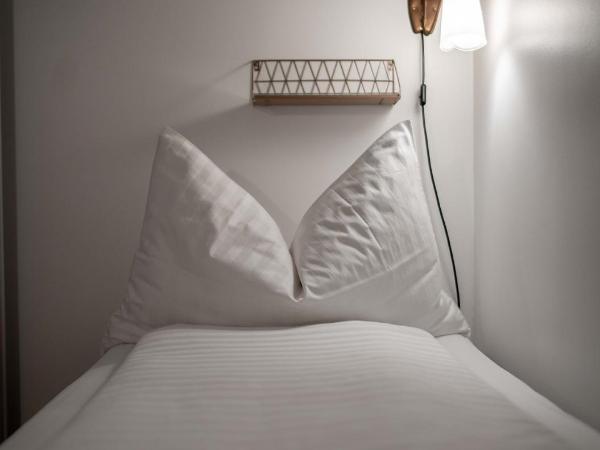 Gasthaus zum Guten Glück : photo 3 de la chambre chambre simple Économique avec salle de bains commune