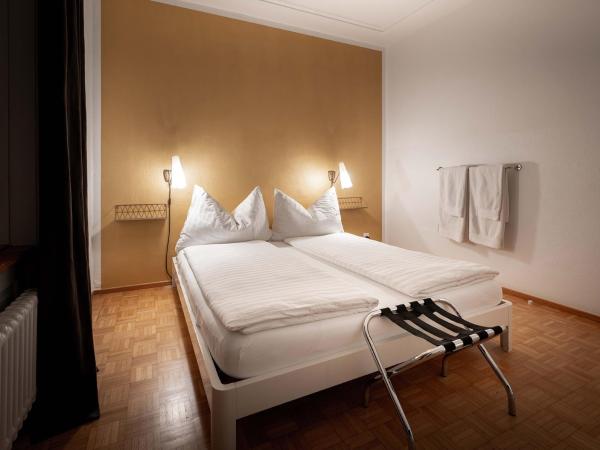 Gasthaus zum Guten Glück : photo 3 de la chambre chambre double avec salle de bains commune