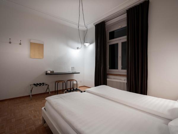 Gasthaus zum Guten Glück : photo 2 de la chambre chambre double avec salle de bains commune